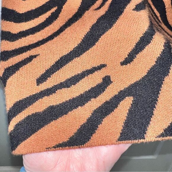 Medium super soft sleeveless animal print mock turtleneck sweater size Medium - Picture 11 of 12